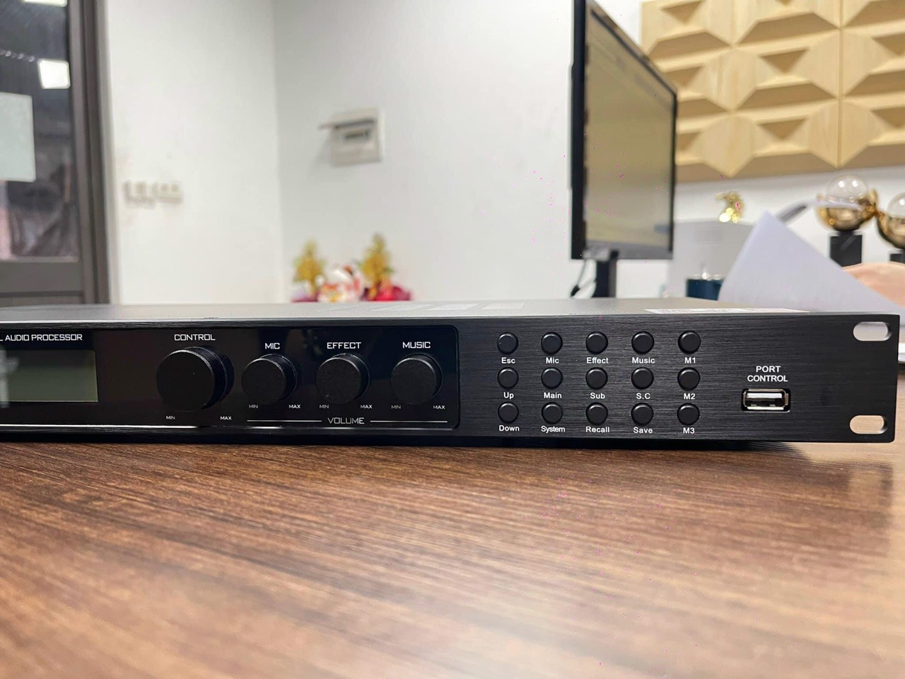 Vang số Dbacoustic D700